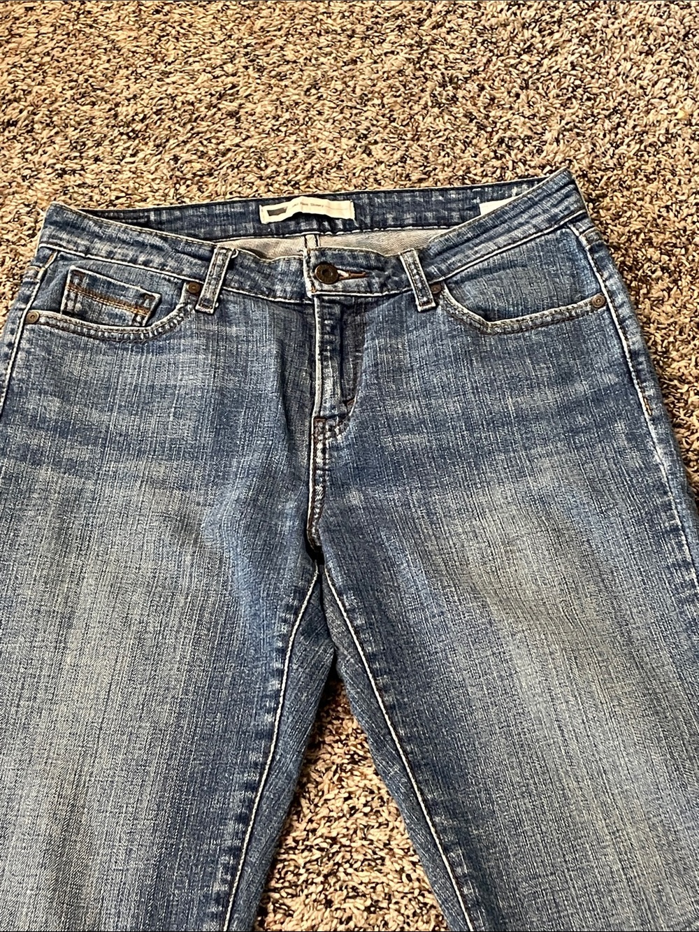 Levi's Women's Mid Rise Skinny Medium Wash Blue Denim Jeans Size 6 | Like New - Picture 2 of 8